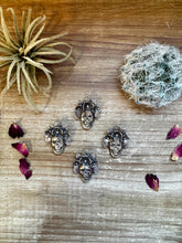 Load image into Gallery viewer, Skull pendant
