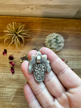 Load image into Gallery viewer, Skull pendant
