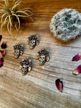 Load image into Gallery viewer, Skull pendant
