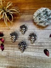 Load image into Gallery viewer, Skull pendant
