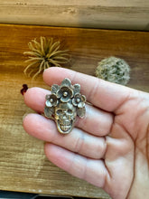 Load image into Gallery viewer, Skull pendant
