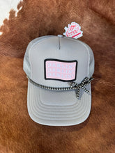 Load image into Gallery viewer, Pearl Bow Trucker Hat Chain
